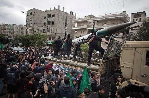 אנשי חמאס מתפארים ברקטה במצעד ברצועה // צילום: רויטרס